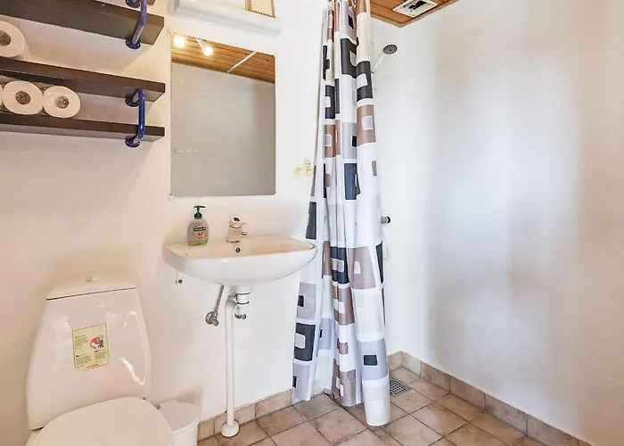 8 Person In Nyaraló *