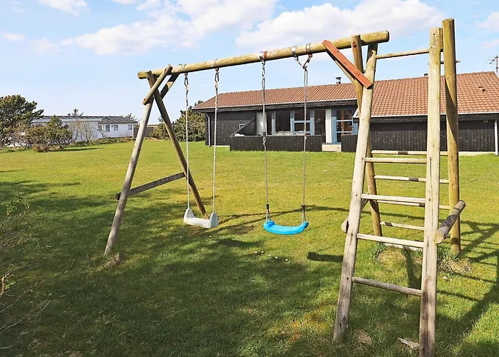 8 Person In Nyaraló *