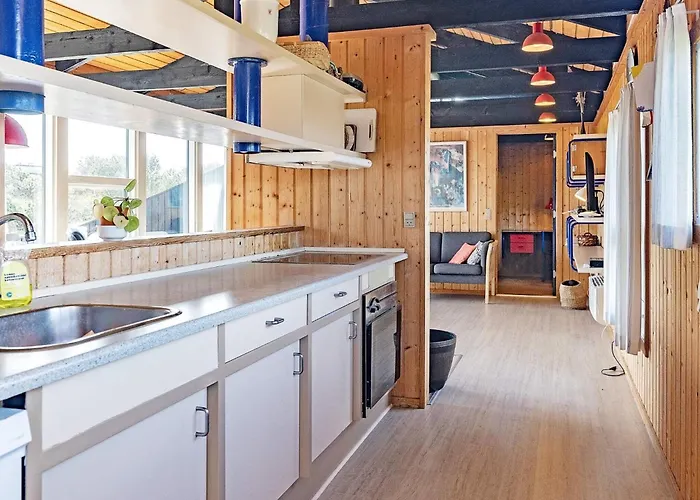 8 Person In Nyaraló