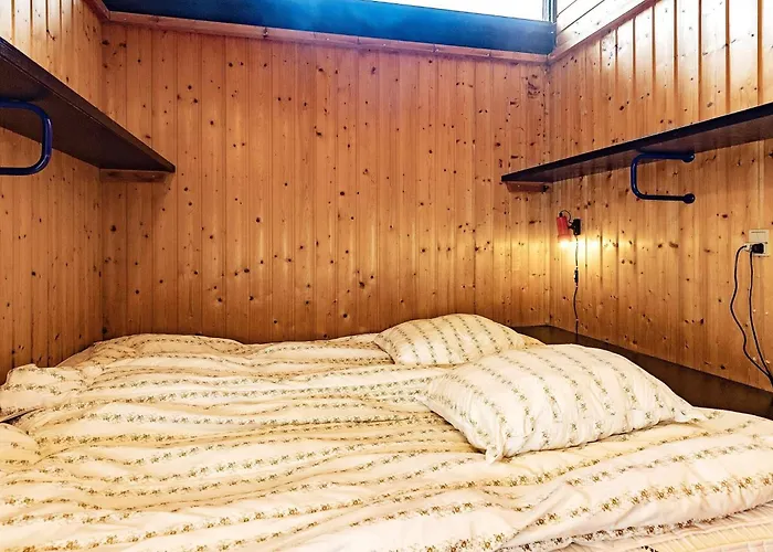 8 Person In Nyaraló