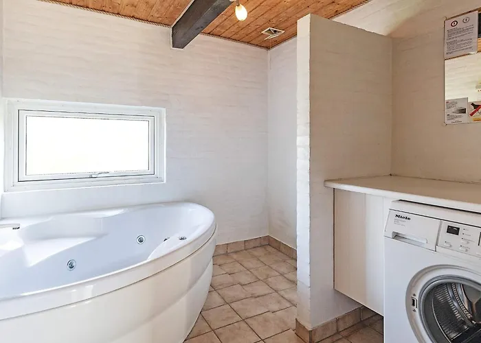 8 Person In Nyaraló *